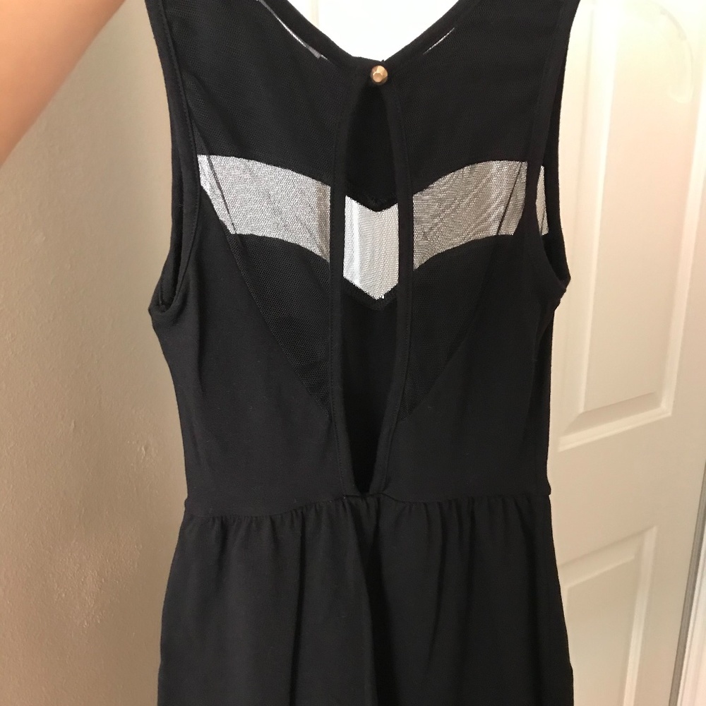 Short black sleeve less cotton dress
